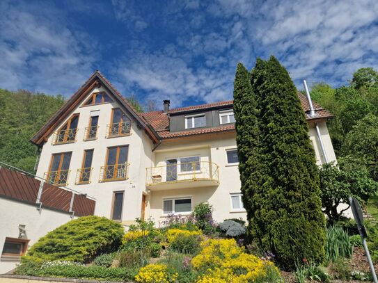 Großzügige 5 Zimmer Wohnung in Aussichtslage - Einbauküche - 2 Garagen