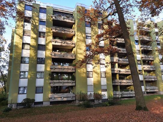 Wohnen im Park: Hochwertig ausgestattete 3-Zimmer-Wohnung idyllisch gelegen mit Loggia