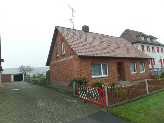 geräumiges Einfamilienhaus mit Garage und Teilgarten