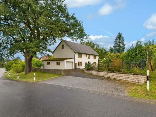 Sanierungsbedürftiges Einfamilienhaus auf großem Grundstück in ruhiger Lage