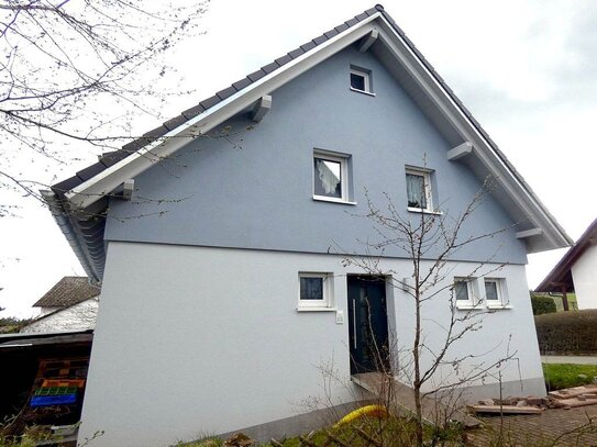 Großzügiges Zwei-Familienhaus mit Garage, Terrasse und Garten in Toplage von Seewald Göttelfingen.