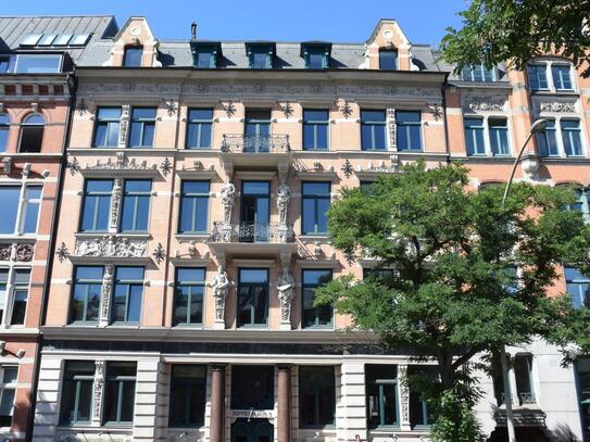 Stilvolles Büro hinter eindrucksvoller Architektur mit Blick auf die Speicherstadt