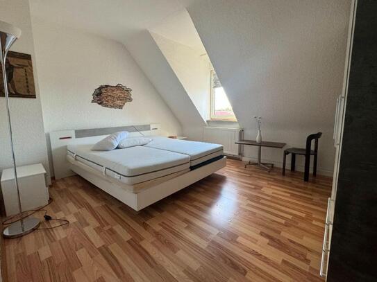 helle Möbilierte 2 Zimmer Dachgeschoss Wohnung in Ludwigshafen