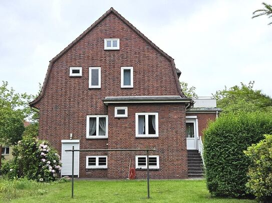 Stadt-Villa mit Altbau-Charme, nah zur City und zum Schlossgarten, mit großem Grundstück und Garage