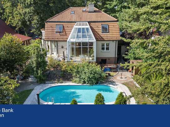 Stilvolle Villa mit Wintergarten, Pool und Solaranlage in grüner Lage