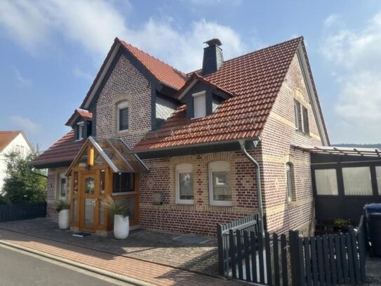 RESERVIERT**Ihr neues Wohlfühl-Zuhause** Gepflegtes Einfamilienwohnhaus mit 2 Garagen und Carport in Knüllwald-Remsfeld