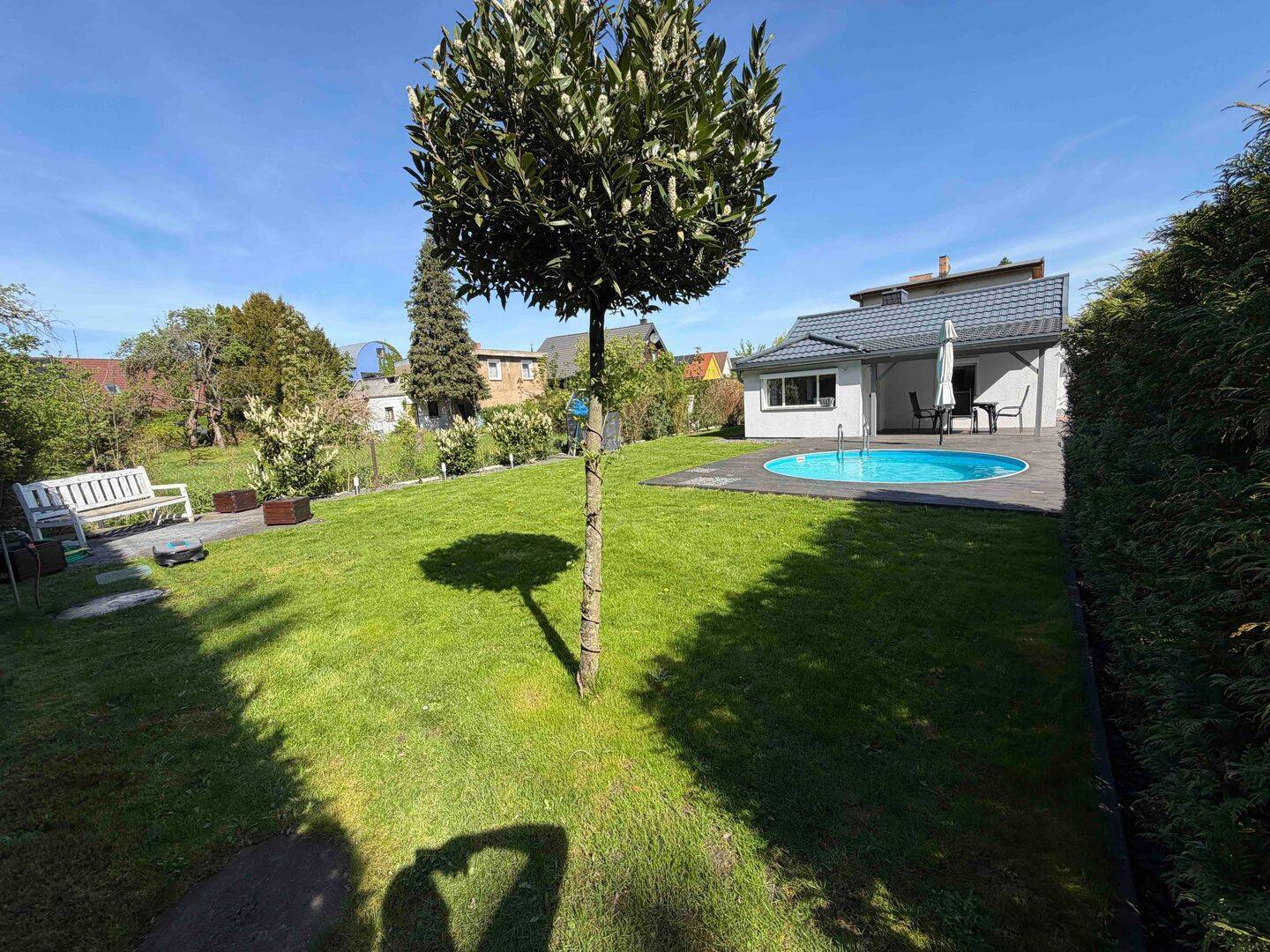 Gepflegtes Einfamilienhaus mit Pool in ruhiger Lage - Photo 1