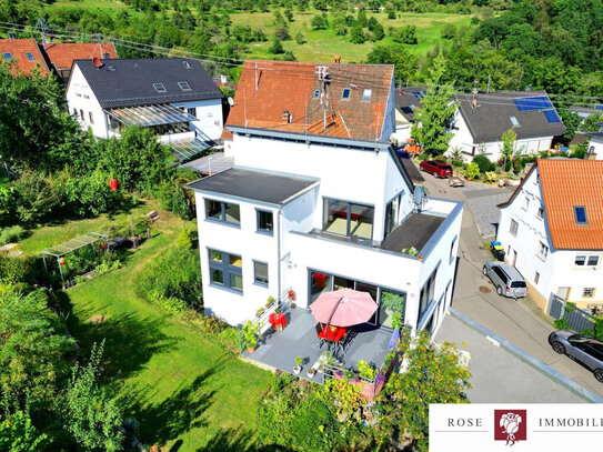 Wunderschönes Zweifamilienhaus mit großer Doppelgarage und Einliegerwohnung in naturnaher Lage