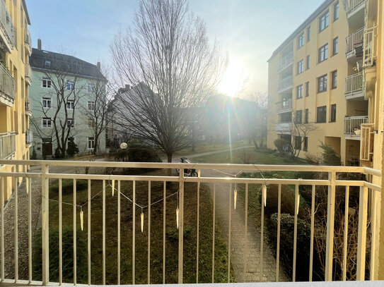 Geräumige Wohnung mit ruhigem Balkon nahe dem Luitpoldpark