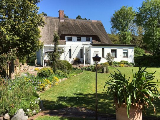 Wunderschönes Reetdachhaus mit sehr gepflegtem Garten an der Westküste Schleswig-Holsteins