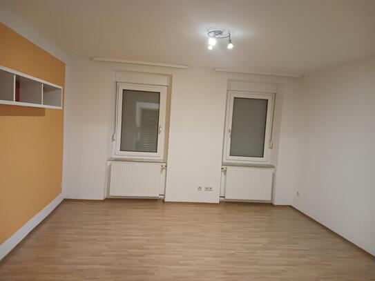 2-Zimmer-Erdgeschosswohnung mit Einbauküche in Hof