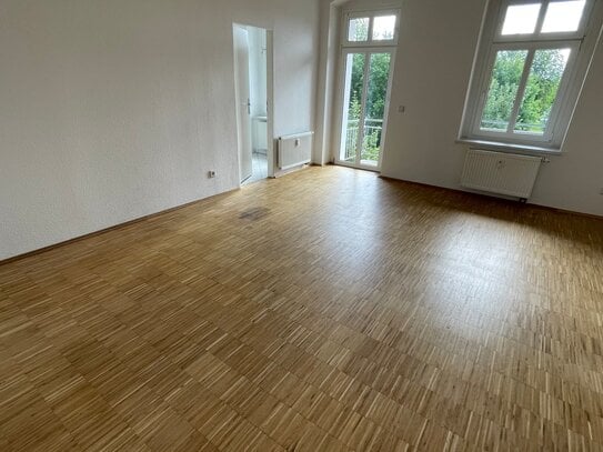 3.OG / großes Wohnzimmer + Balkon / Stellplatz mögl. !