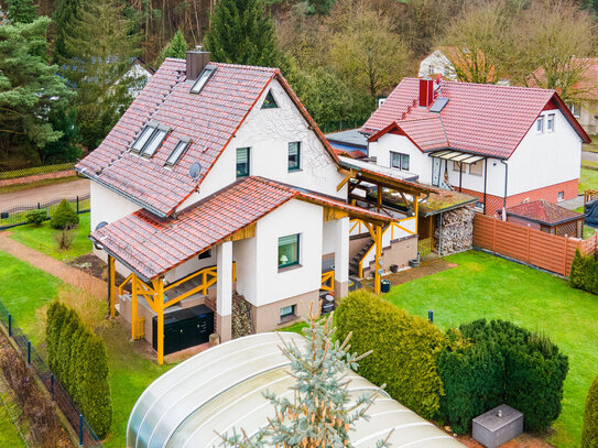 Mit Keller, Einbauküche, Sauna, Pool, Carport usw.: Einfamilienhaus in Woltersdorf am Wald