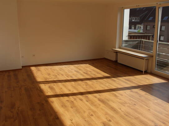 Osterstraße / vordere Neustadt. City fußläufig erreichbar. Großzügige 3 Zimmer Wohnung mit Einbauküche. Südbalkon