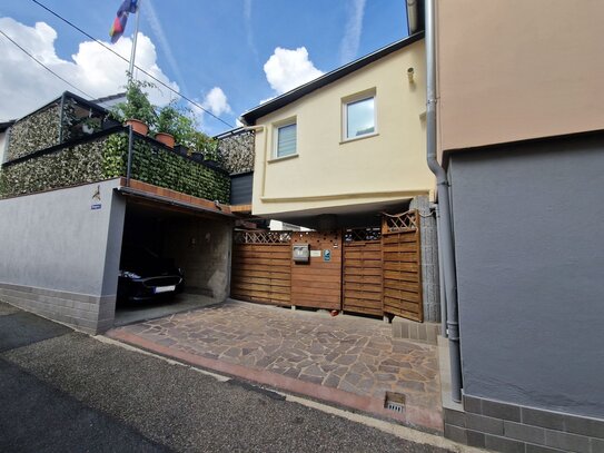 Schönes Einfamilienhaus mit Garage und Balkon, in idyllischer Lage auf Niederwerth