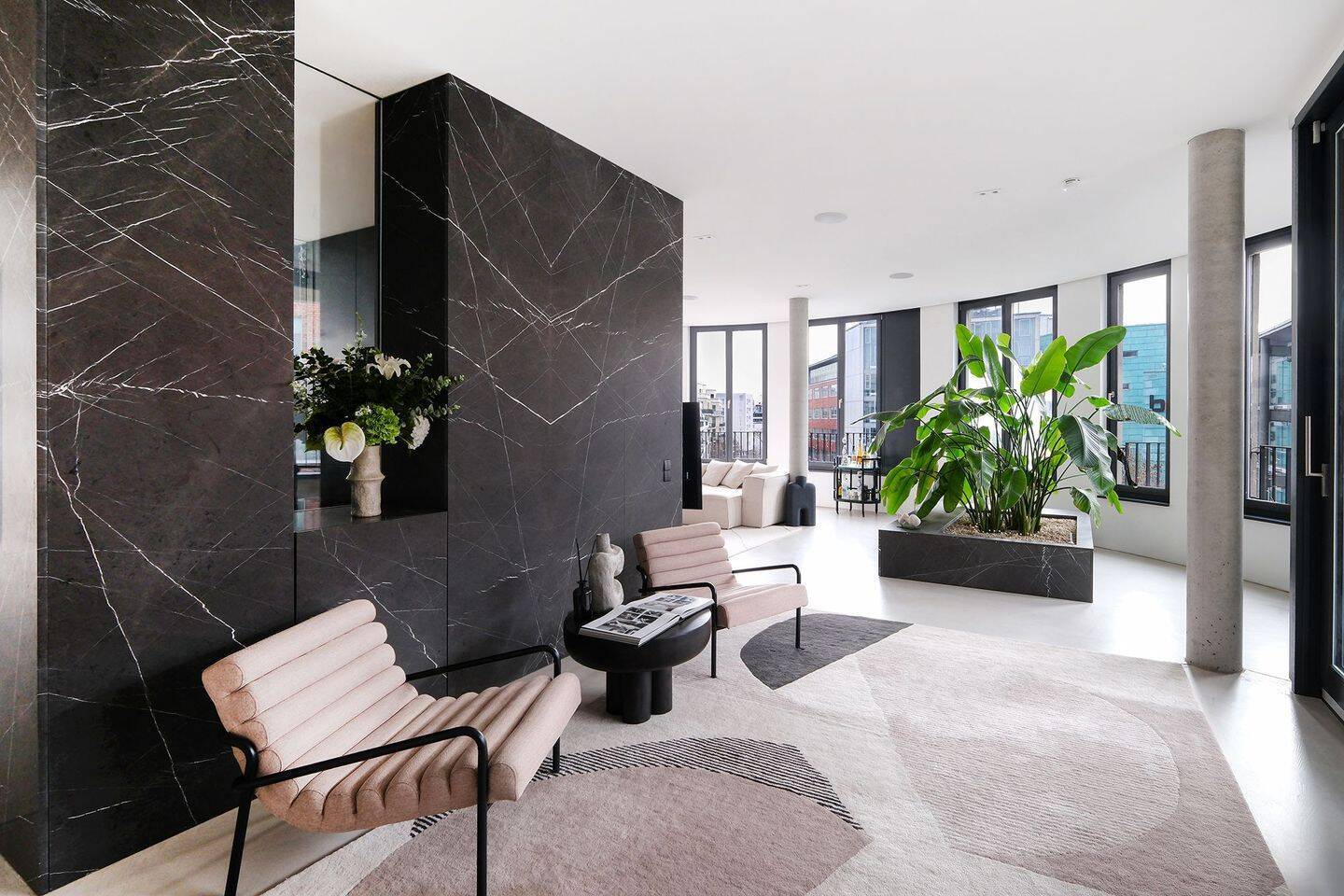 Ein Statement in Mitte: Design-Maisonette mit vier Terrassen - Foto 1