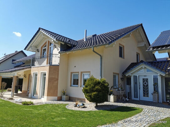 Qualität mit Stil - Top Wohnhaus, Pool, Doppelgarage, 30 kW/p PV-Anlage und Halle N. Plattling *****