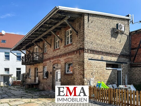 Mehrfamilienhaus und Remise mit insgesamt fünf Wohn- und einer Gewerbeeinheit