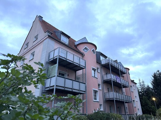 +++ schöne Wohnung mit großem Balkon und Außenstellplatz +++