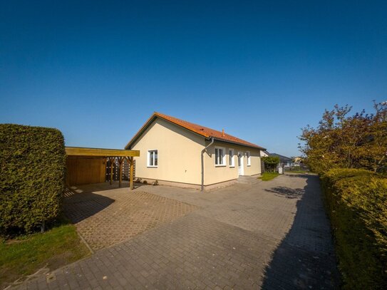 Seniorenfreundliches Einfamilienhaus/Bungalow mit Garten und einem Carport