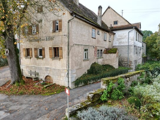 Historischer Bauernhof mit landwirtschaftlichen Flächen