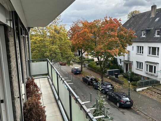 NIVEAUVOLLE 2-ZIMMERWOHNUNG IN GERRESHEIM MIT EINBAUKÜCHE UND GROßEM BALKON