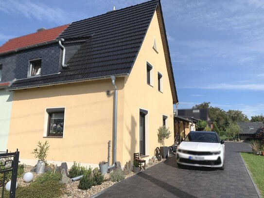 DHH mit Carport u. großem Grundstück