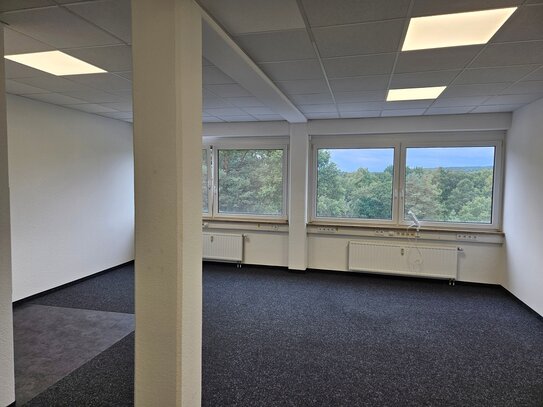 Praxis oder Büro im 3. OG 68 m² frisch renoviert; Aufzug ; Direkt an der Hauptstraße