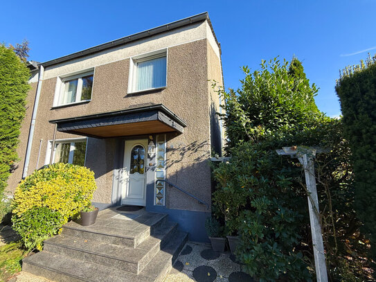 Wohnen am Grün: Doppelhaushälfte mit Terrasse, Garten und Garage auf einem Erbpachtgrundstück