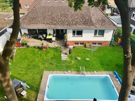 Großzügiger Bungalow mit Pool, Einliegerwohnung im UG, ausbaufähigem Dachboden & großem Garten!