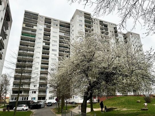 Lukrative Kapitalanlage für wenig Geld: Renovierungsbedürftige 2-Zimmer-Wohnung mit Balkon & Stellplatz