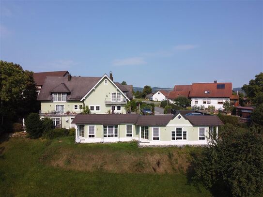 Großes Mehrfamilienhaus mit Büroeinheit