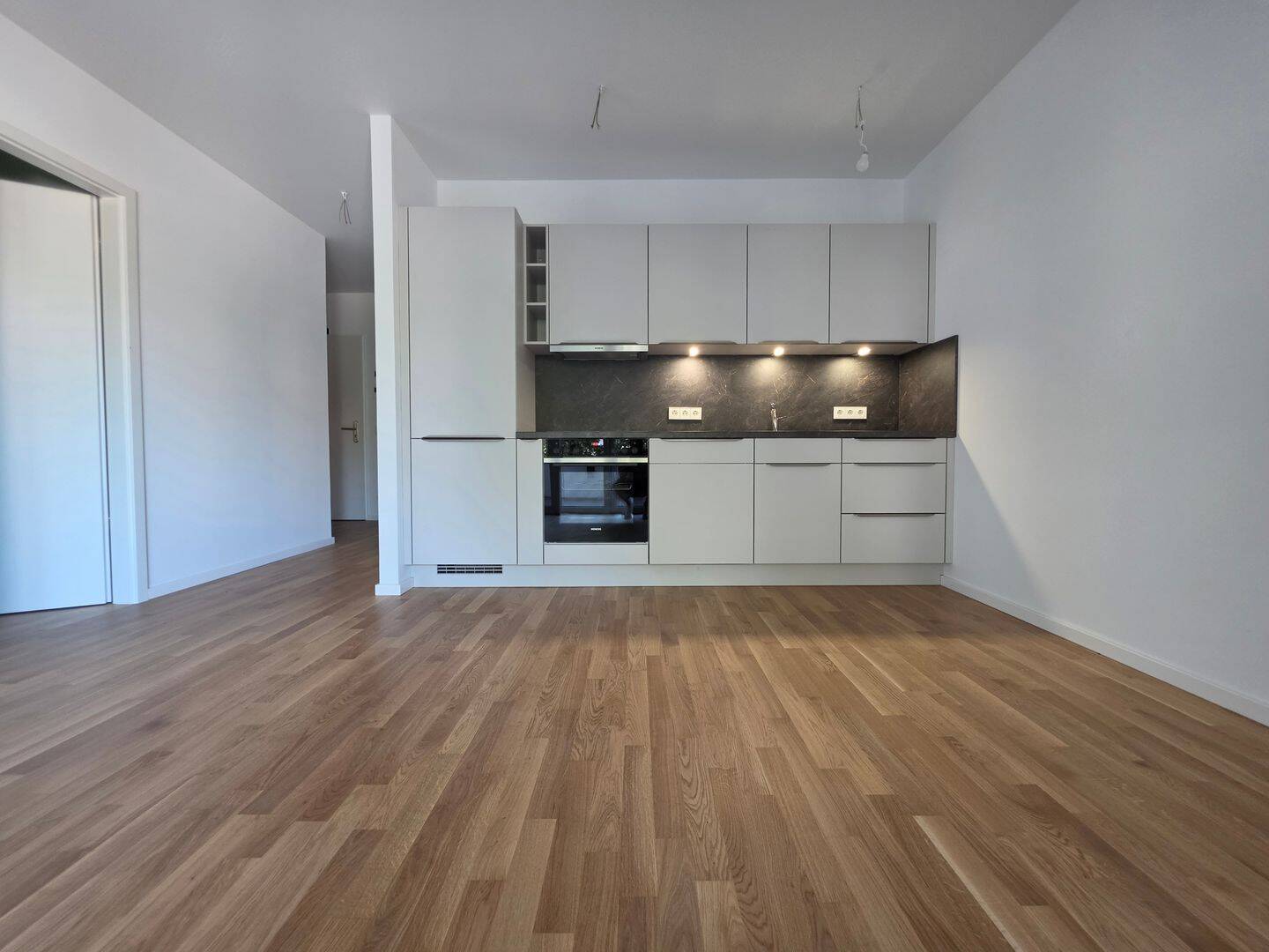 Erstbezug: Moderne 2-Zimmer-Neubauwohnung mit Balkon und Einbauküche - Photo 1