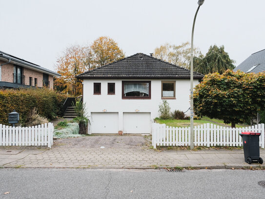 Charmantes Grundstück in einer ruhigen Seitenstraße, bebaut mit einem sanierungsbedürftigen Bungalow.