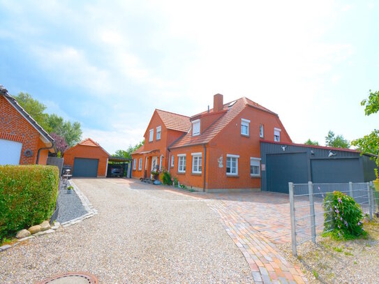 Modernes Wohnhaus mit Ferienwohnungen, PV Anlage und Batteriespeicher in Sackgassenlage