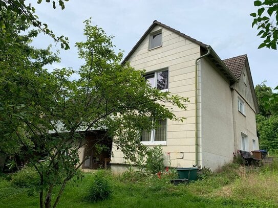 Renovierungsbedürftiges Wohnhaus mit Anbau, auf schönem, großem Grundstück | Neubebauung möglich