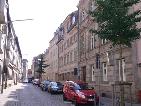 zentrale Innenstadtwohnung mit großem Balkon in verkehrsberuhigter Straße