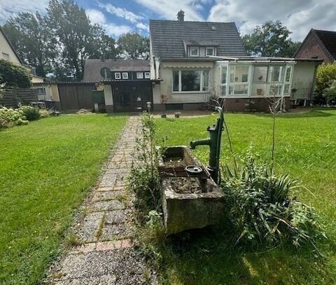 Handwerkertraum mit großem Grundstück und Gartenhaus: Voll unterkellertes Haus mit Doppelgarage in Lippstadt / Cappel