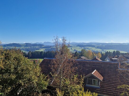 Neuwertige Dachgeschosswohnung mit schönem Bergblick in Ried/Lindenberg