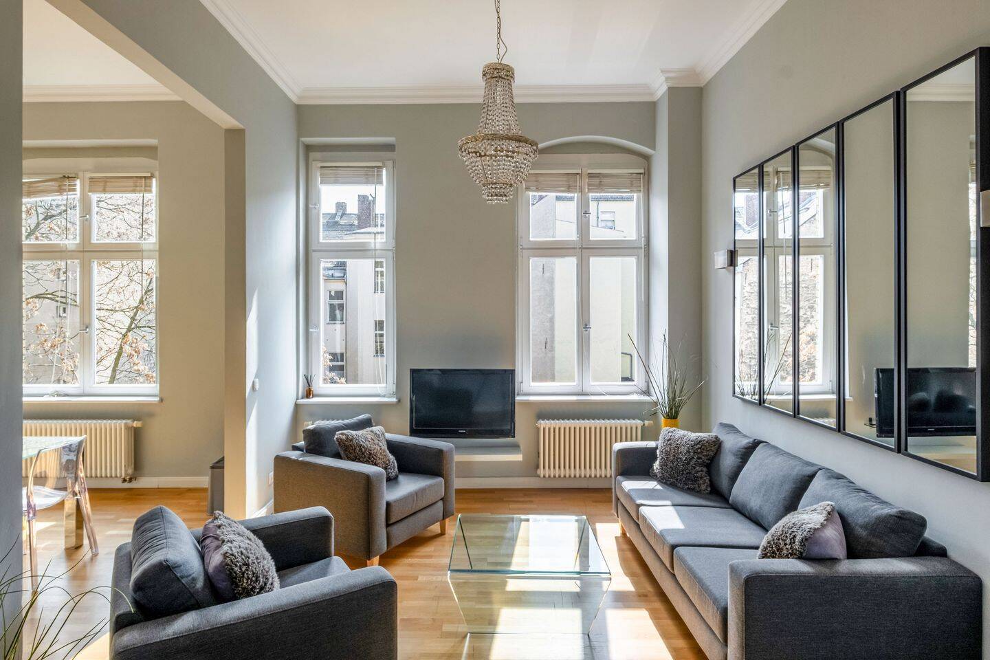 Repräsentative Altbauwohnung in pulsierendem Umfeld - Photo 1