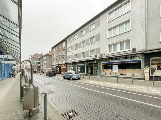 zentrale Lage - lange Schaufensterfront - Parkhaus gegenüber