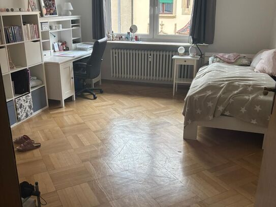 Helle 4-Zimmer-Wohnung mit zwei Balkonen zentral gelegen