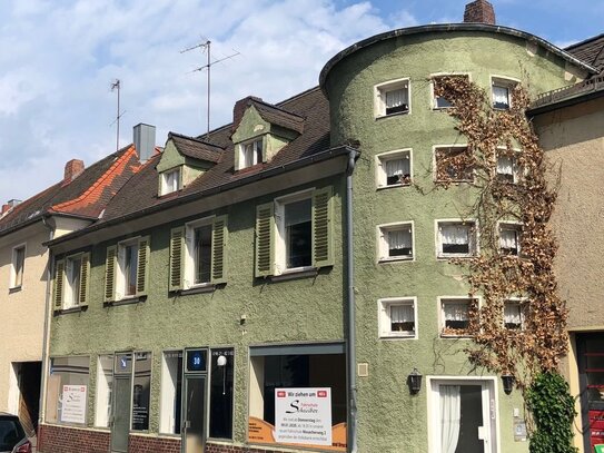 Wohn- und Geschäftshaus mit Türmchen und Hofgarten sucht liebevolle Restauration