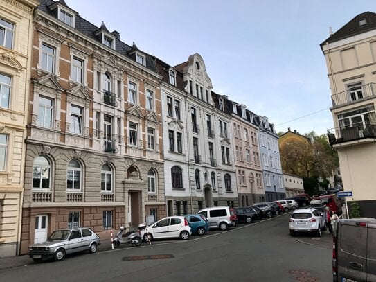 Individuelle Dachgeschoss-Maisonette im gepflegten Stuckaltbau direkt an der Hardt