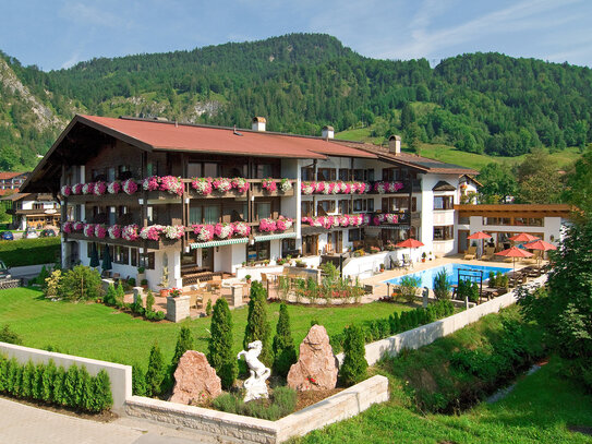 Reit im Winkl - Gästehaus mit Pool und Wellnessbereich in zentraler, sonniger Lage mit Bergblick