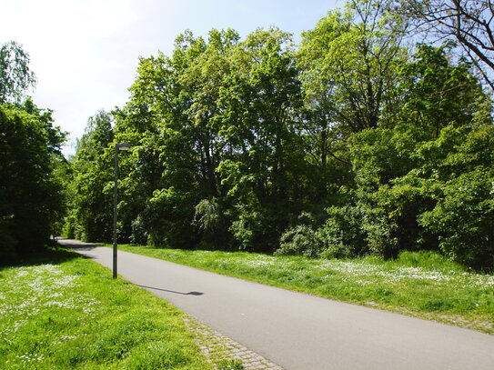 Park vor der Tür: Balkon & Idyllische Lage vor den Toren von Schleußig 2,5 Raum Eigentumswohnung