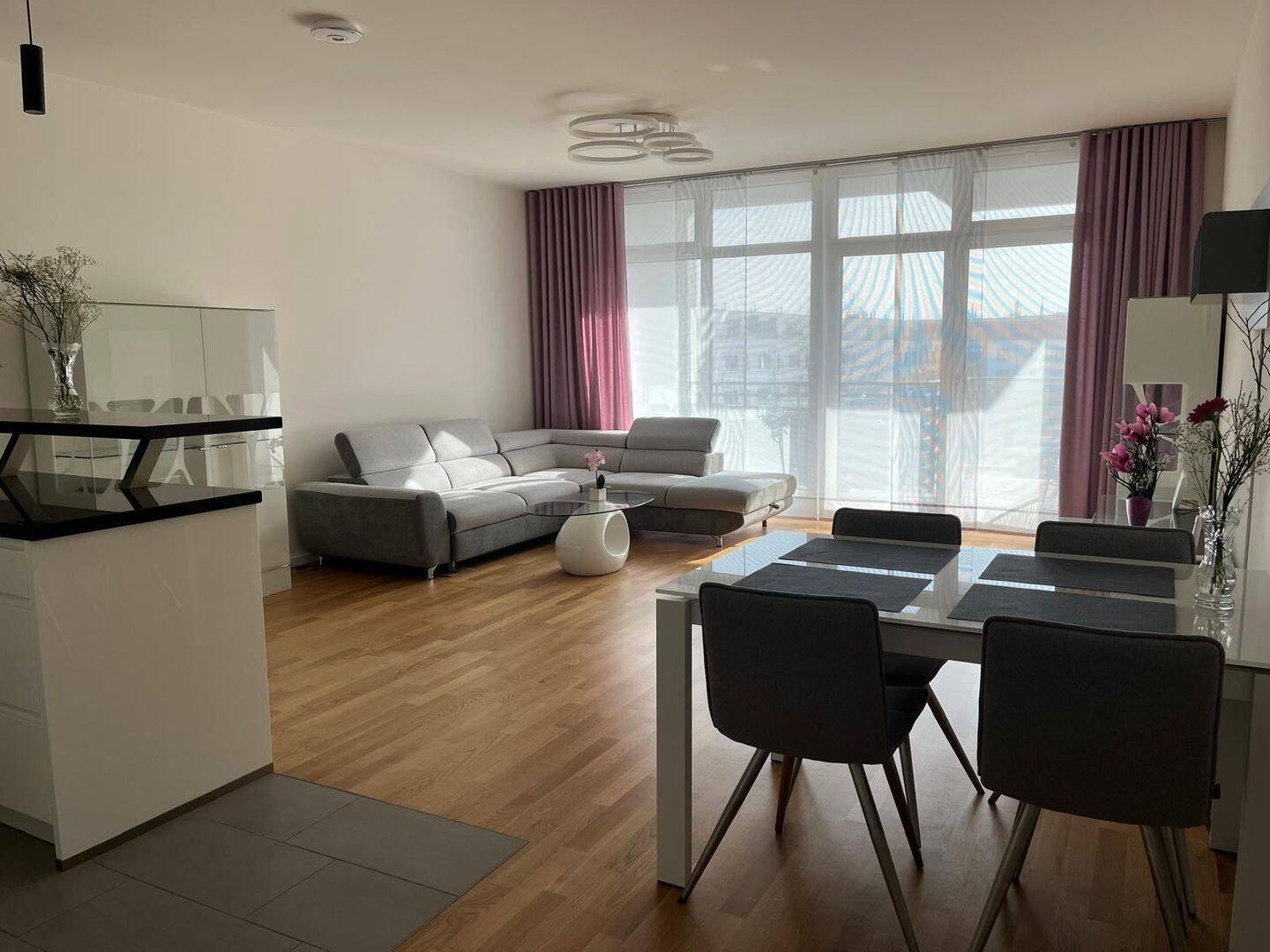 Vollmöblierte und helle 3-Zimmer-Wohnung mit großem Balkon befristet (6 bis 24 Monate) zu vermieten - Photo 1