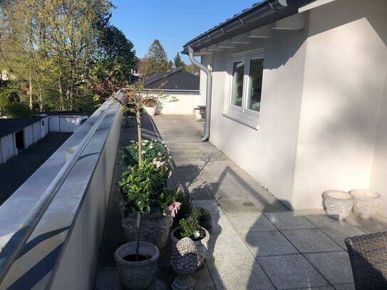 65 m² helle 2,5-Zi.-DG-Whg 36 qm uneinsehb. Dachterrasse Fahrstuhl, EBK, Keller, Carp. in Sasel