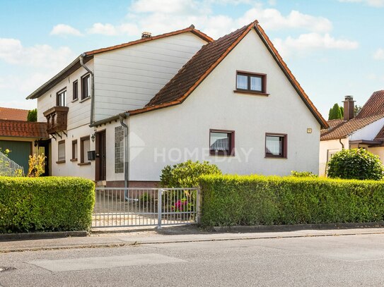 Schön geschnittenes Zweifamilienhaus mit großem Garten und viel Potenzial