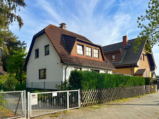 Familienidylle in Rudow: Einfamilienhaus mit Garten, Garage und Ausbaupotenzial im Dachgeschoss